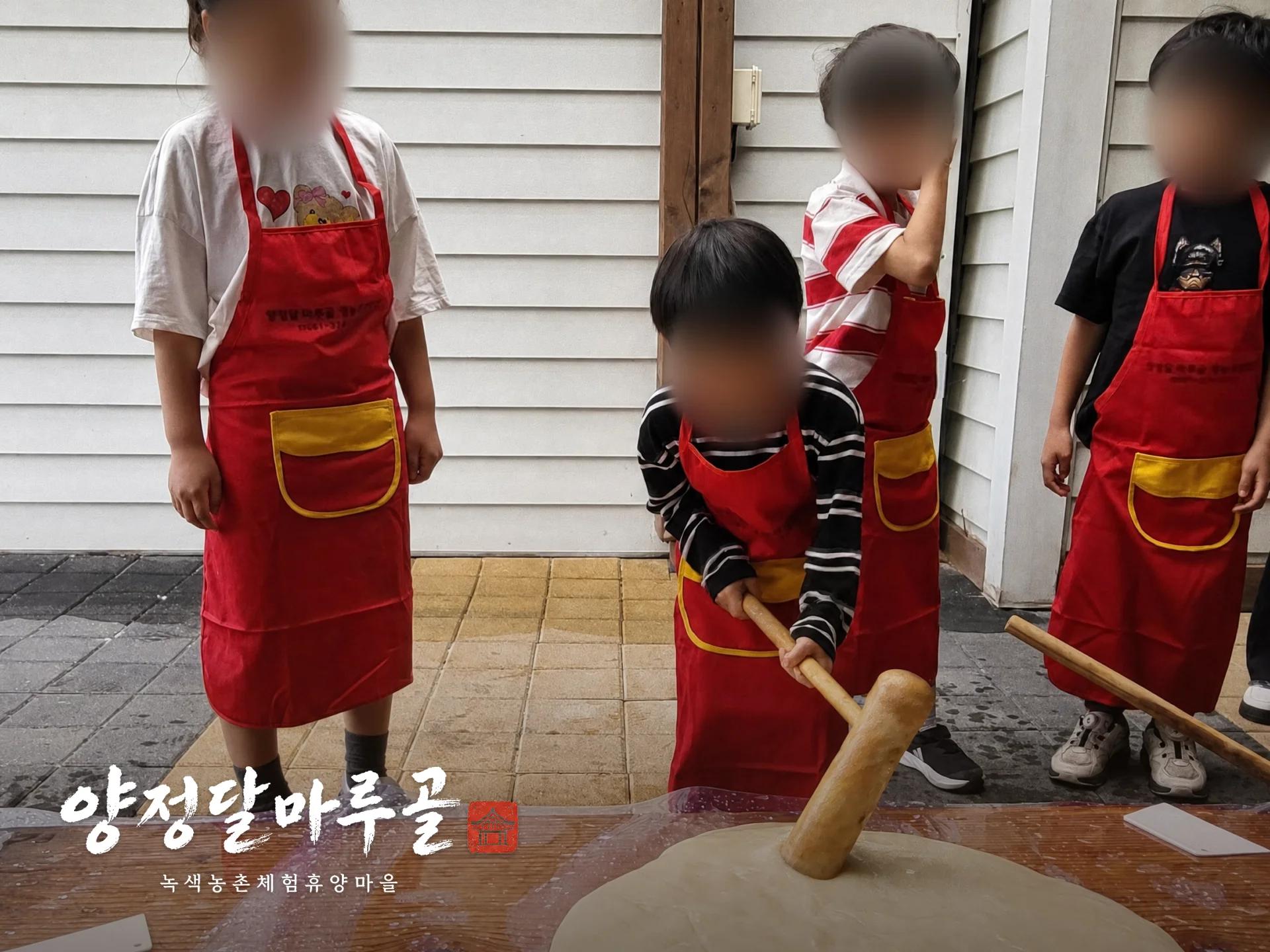 쿵덕쿵덕 떡메치기로 인절미 만들기
