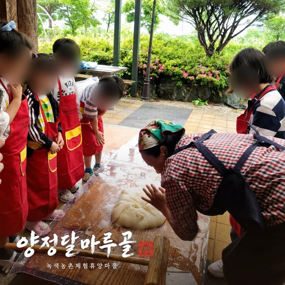 쿵덕쿵덕 떡메치기로 인절미 만들기 썸네일 3